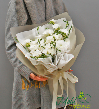 Bouquet of white freesias and chrysanthemums photo 394x433